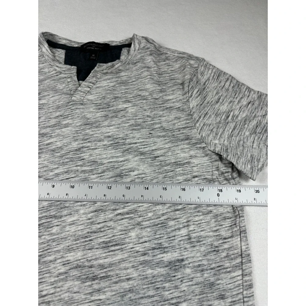 Banana Republic Mens Grey‎ Heathered Moisture Wicking Notch Neck T-Shirt Size M